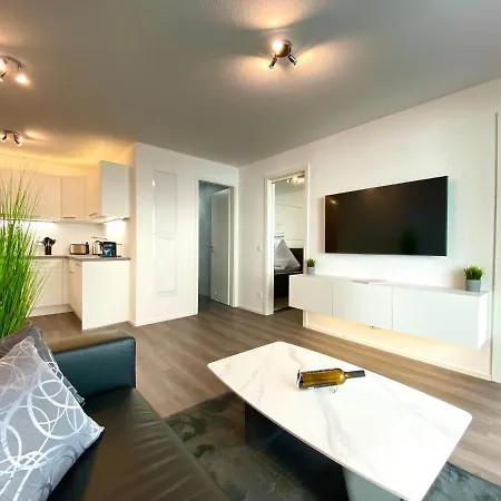 Auszeit Apartment: Lakeside Retreat With Balcony & Parking * Friedrichshafen