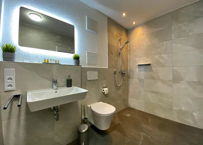 Auszeit Apartment: Lakeside Retreat With Balcony & Parking